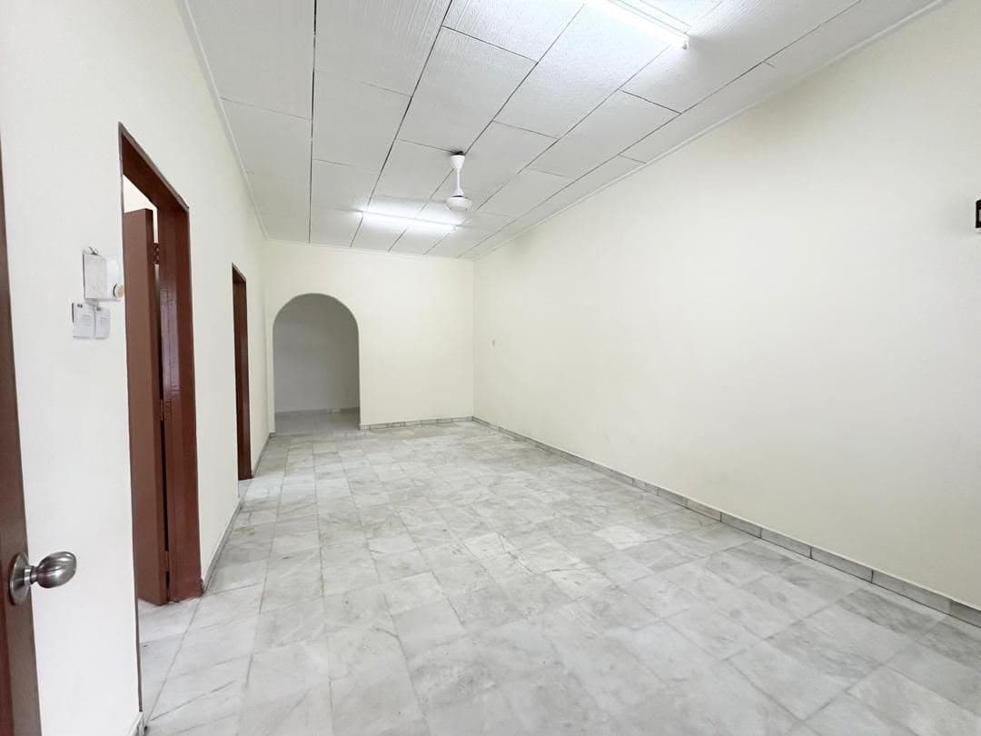 Jalan Bentara, Tun Aminah — Terrace House in Tun Aminah